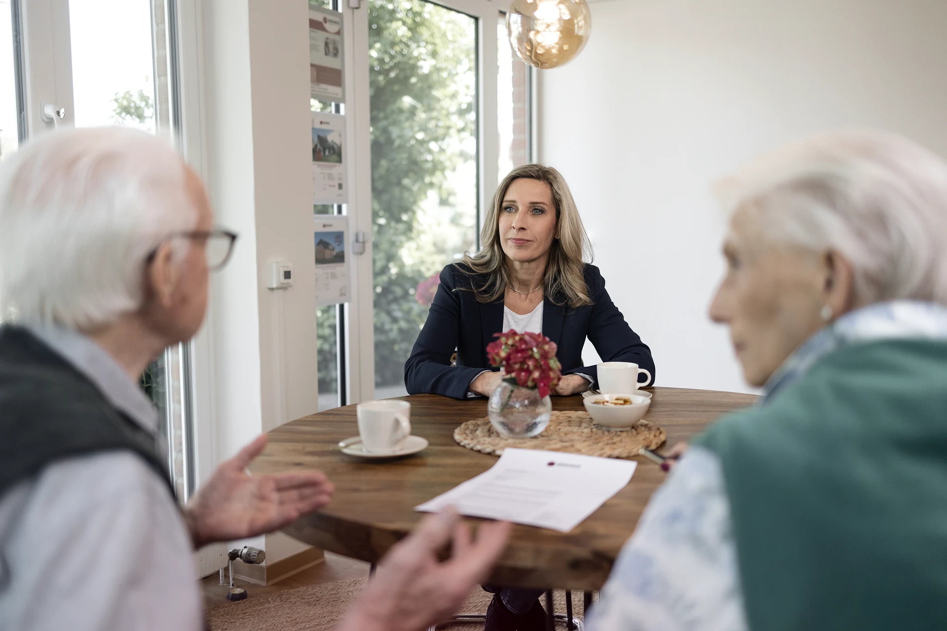 diskret-verkaufen-beratung Diskrete Immobilienberatung mit Katja Bremer am Besprechungstisch