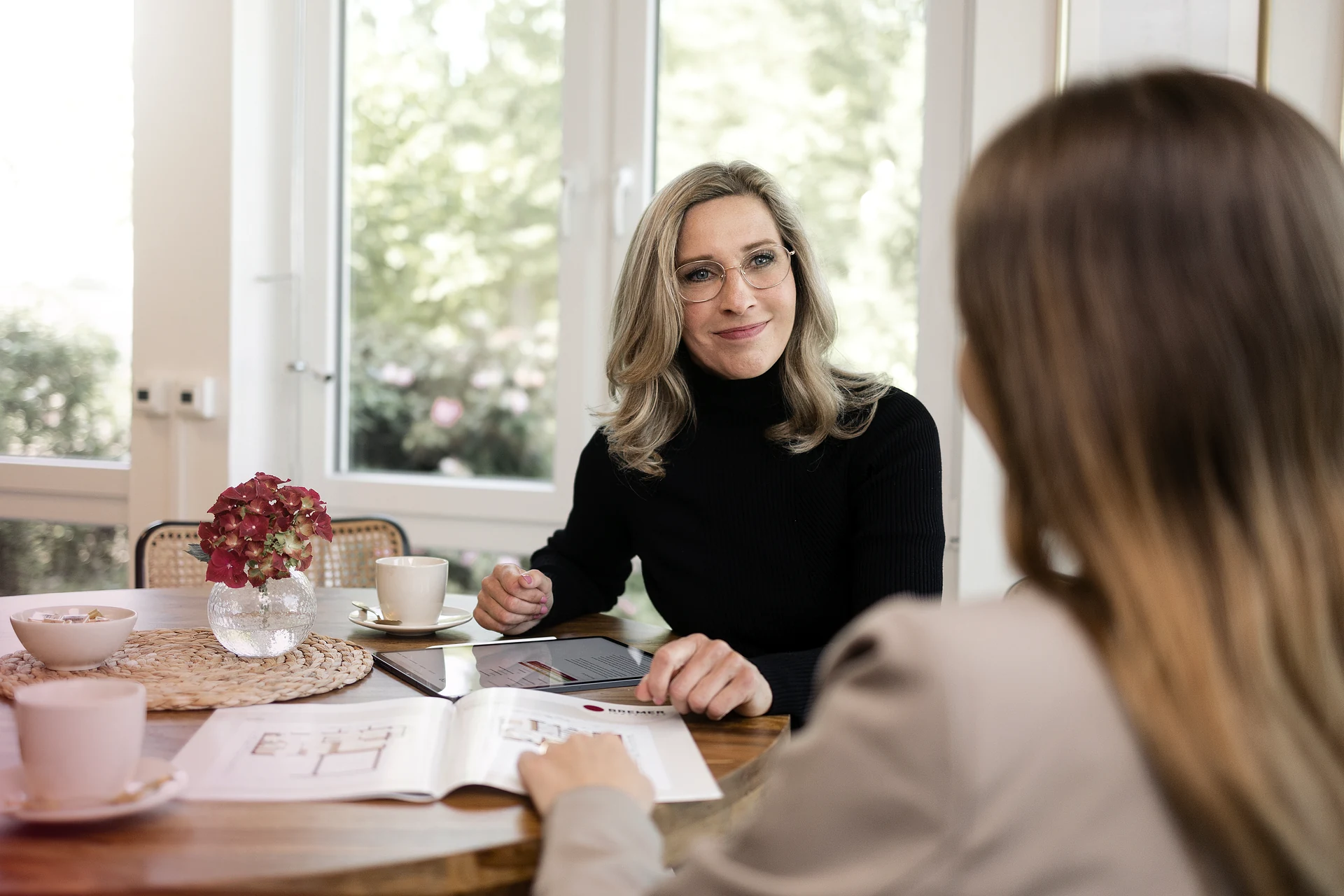 Immobilienberatung am Tisch mit Katja Bremer in Lüneburg