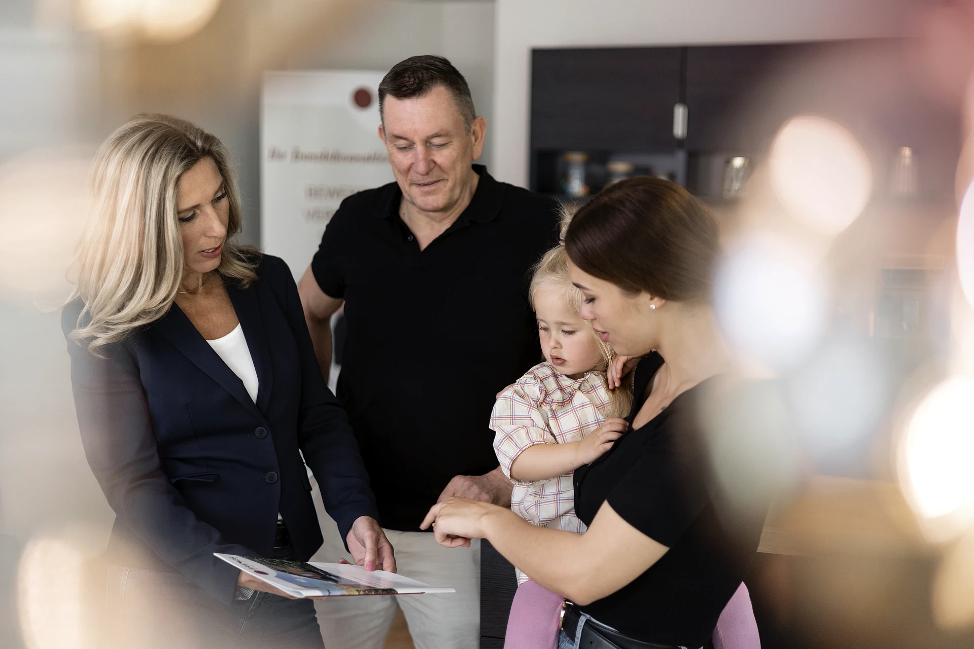 immobilienberatung-mit-leidenschaft Katja Bremer berät eine Familie in einer Wohnküche