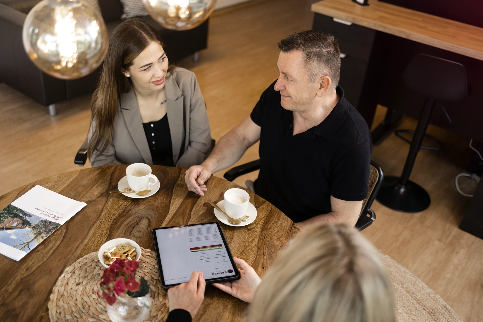 immobilienberatung-tablet-draufsicht Draufsicht auf ein Immobilienberatungsgespräch mit Tablet