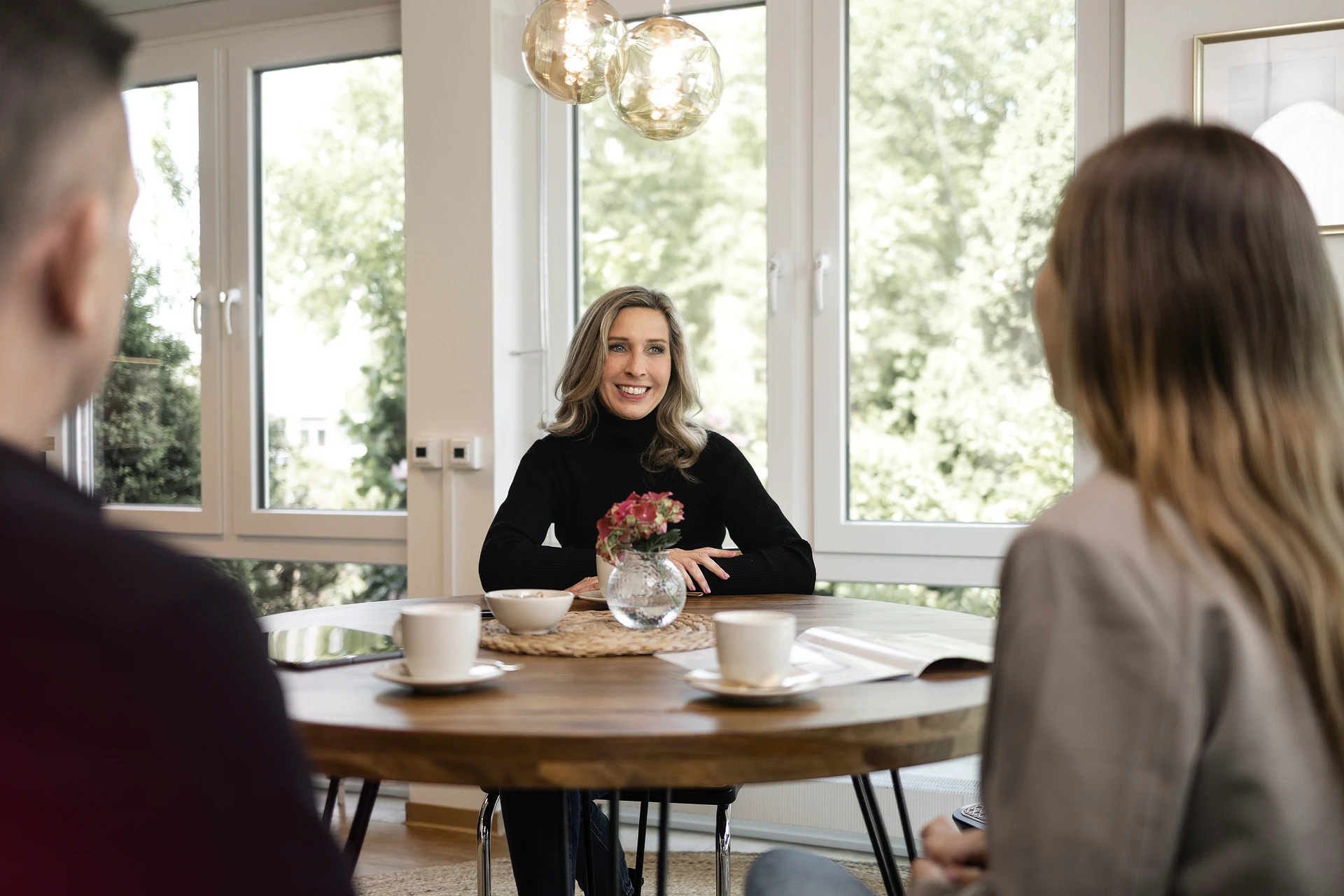 Katja Bremer im Beratungsgespräch mit Kunden in Lüneburg