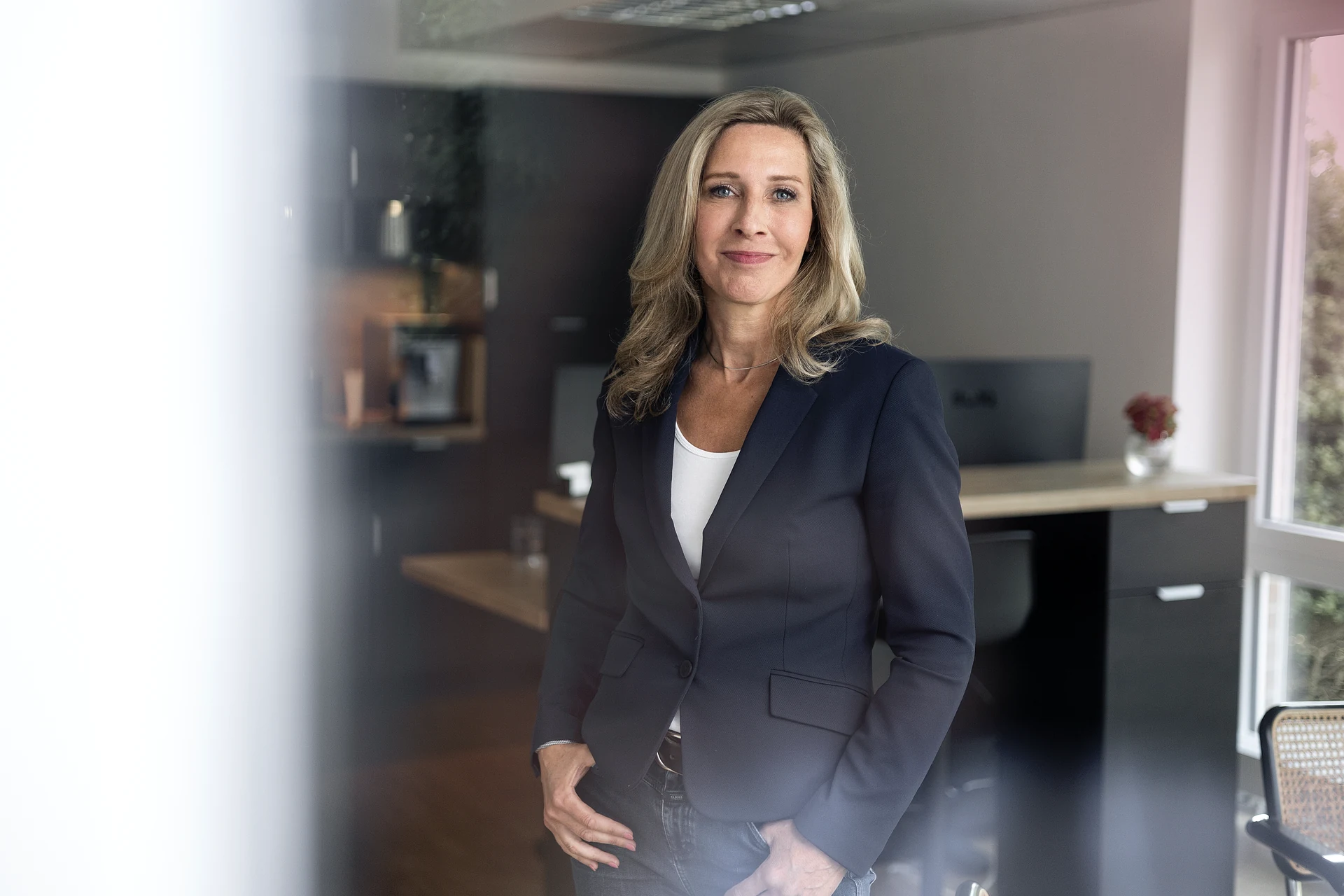 Katja Bremer steht in einem hellen Wohnraum