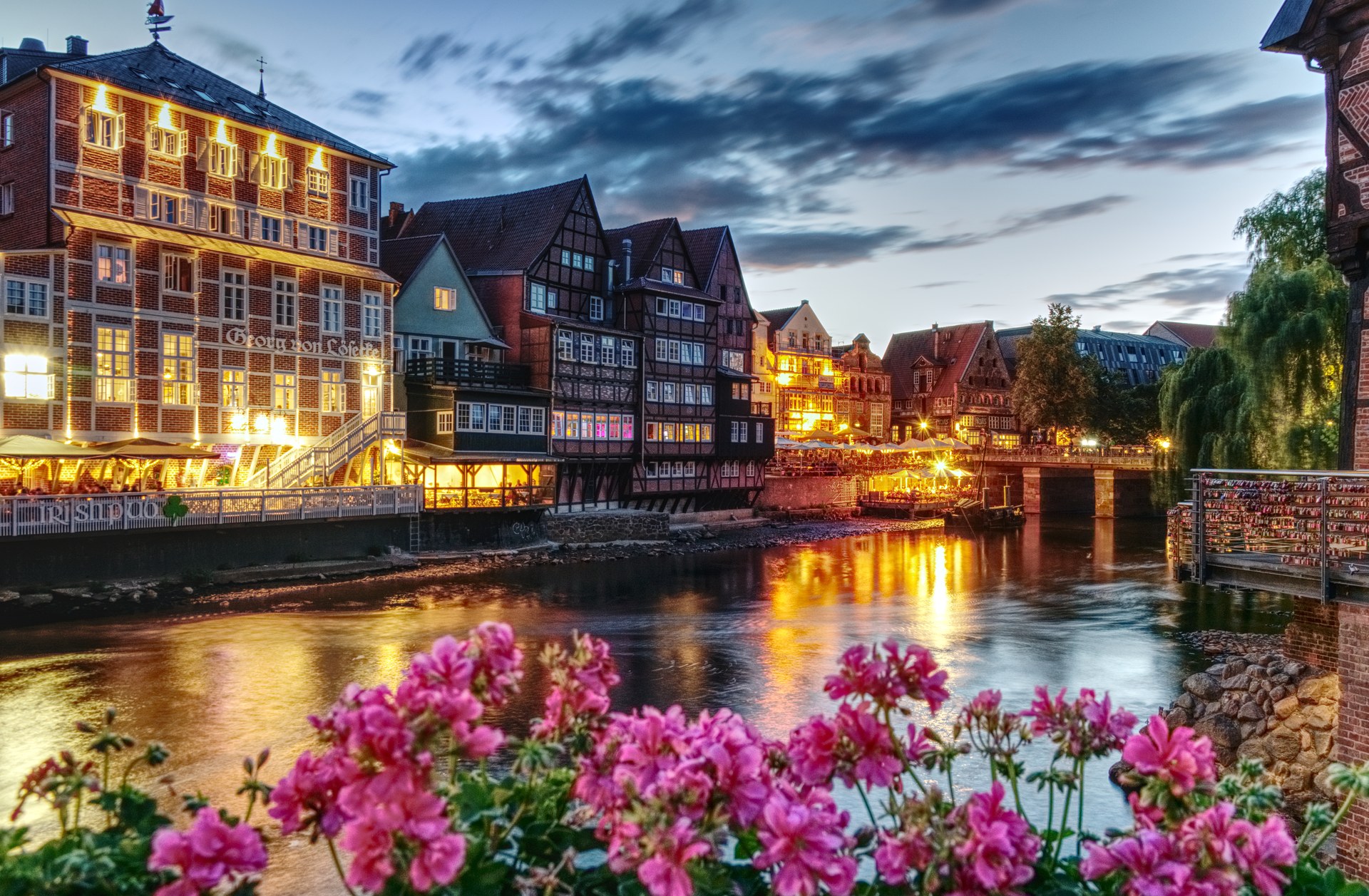 lueneburg-stintmarkt-wasserviertel-abend Lüneburger Stint mit historischen Häusern am Abend