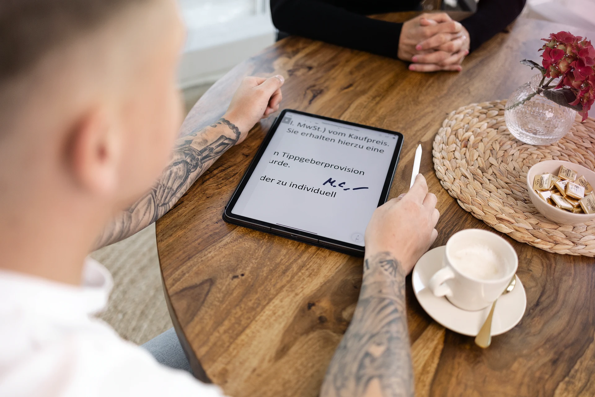 Tablet mit Tippgeber-Formular auf einem Tisch