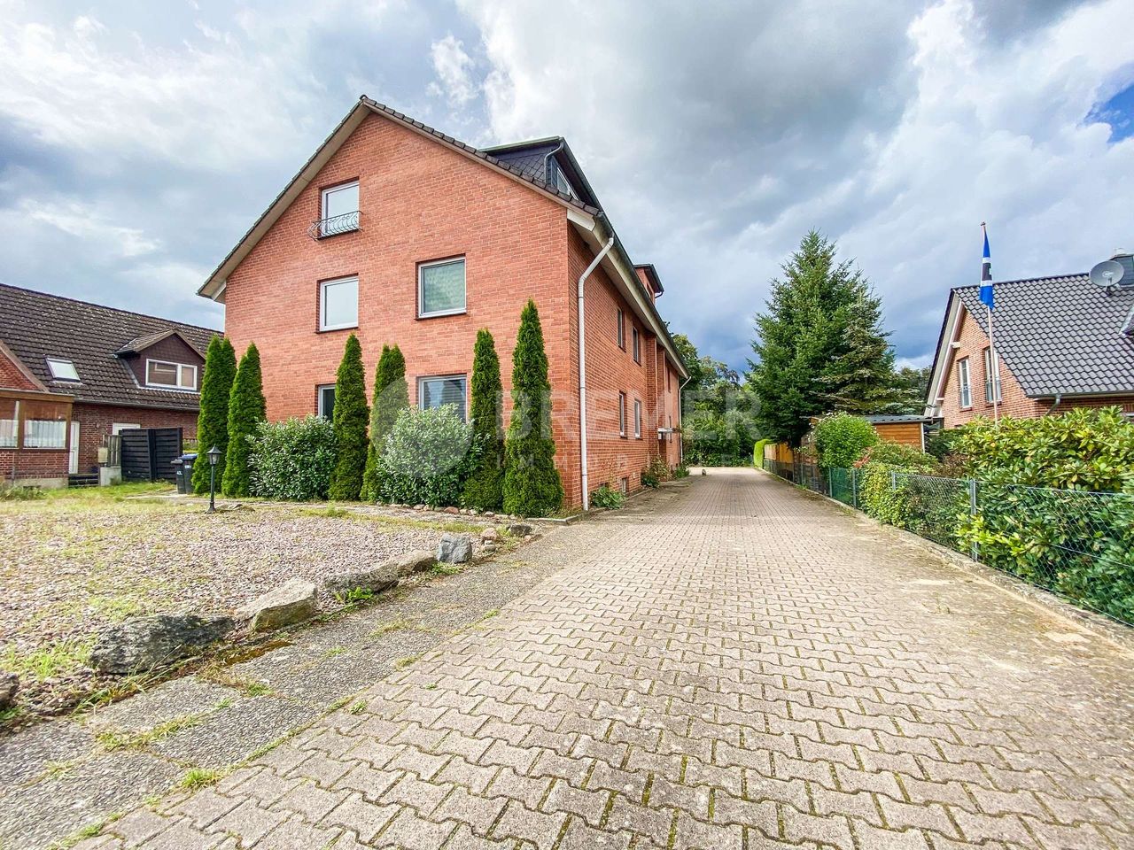 Immobilienpaket: 4 Eigentumswohnungen in einem Mehrfamilienhaus mit Garagen und Carport