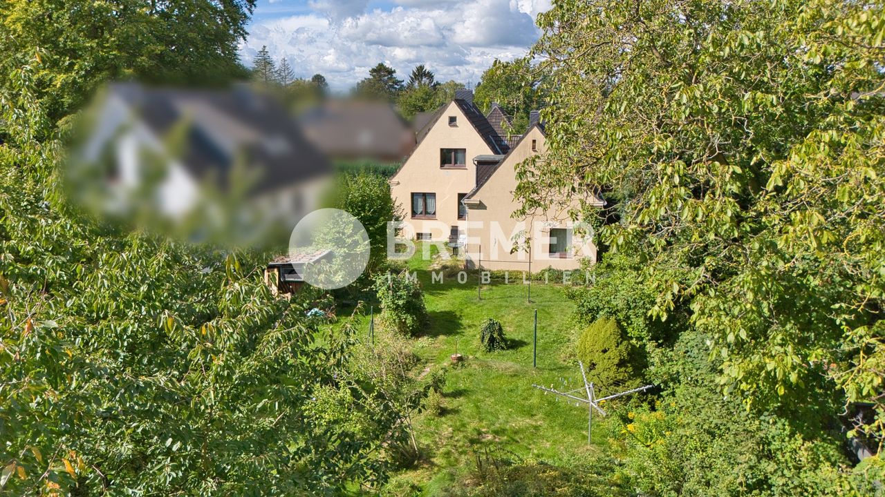 Baugrundstück mit zwei Bauplätzen für ein Doppelhaus und ein Einfamilienhaus