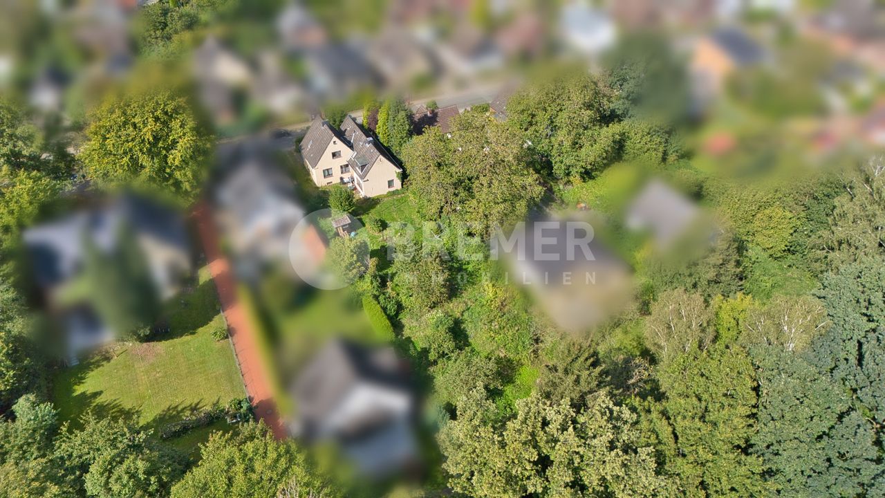 Baugrundstück mit zwei Bauplätzen für ein Doppelhaus und ein Einfamilienhaus