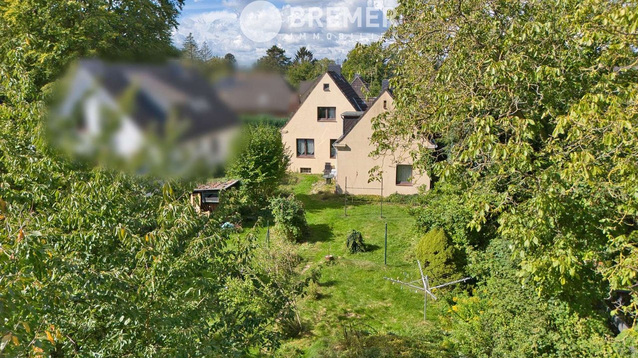 Zweifamilienhaus am Böverspark: Großes Gartengrundstück mit Potenzial für einen Neubau