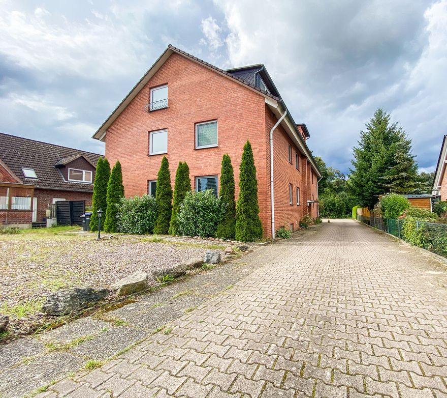 4 Eigentumswohnungen in einem 6-Familienhaus mit Garagen und Carport, als Paket oder im Einzelverkauf